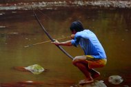 vadászó bennszülött az Amazonas medencében